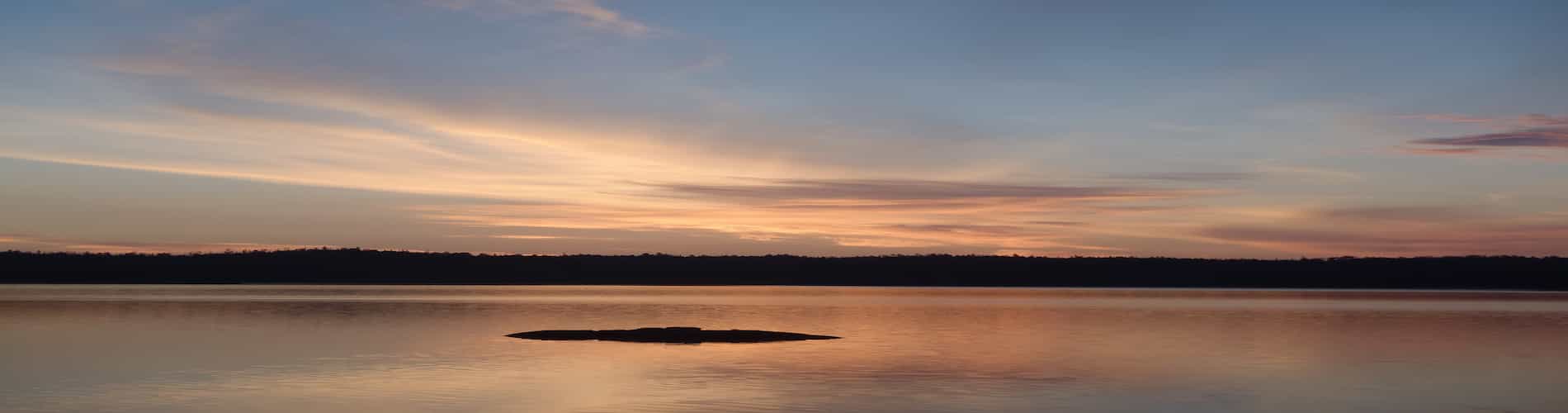 wide-shot-sunset-over-lake